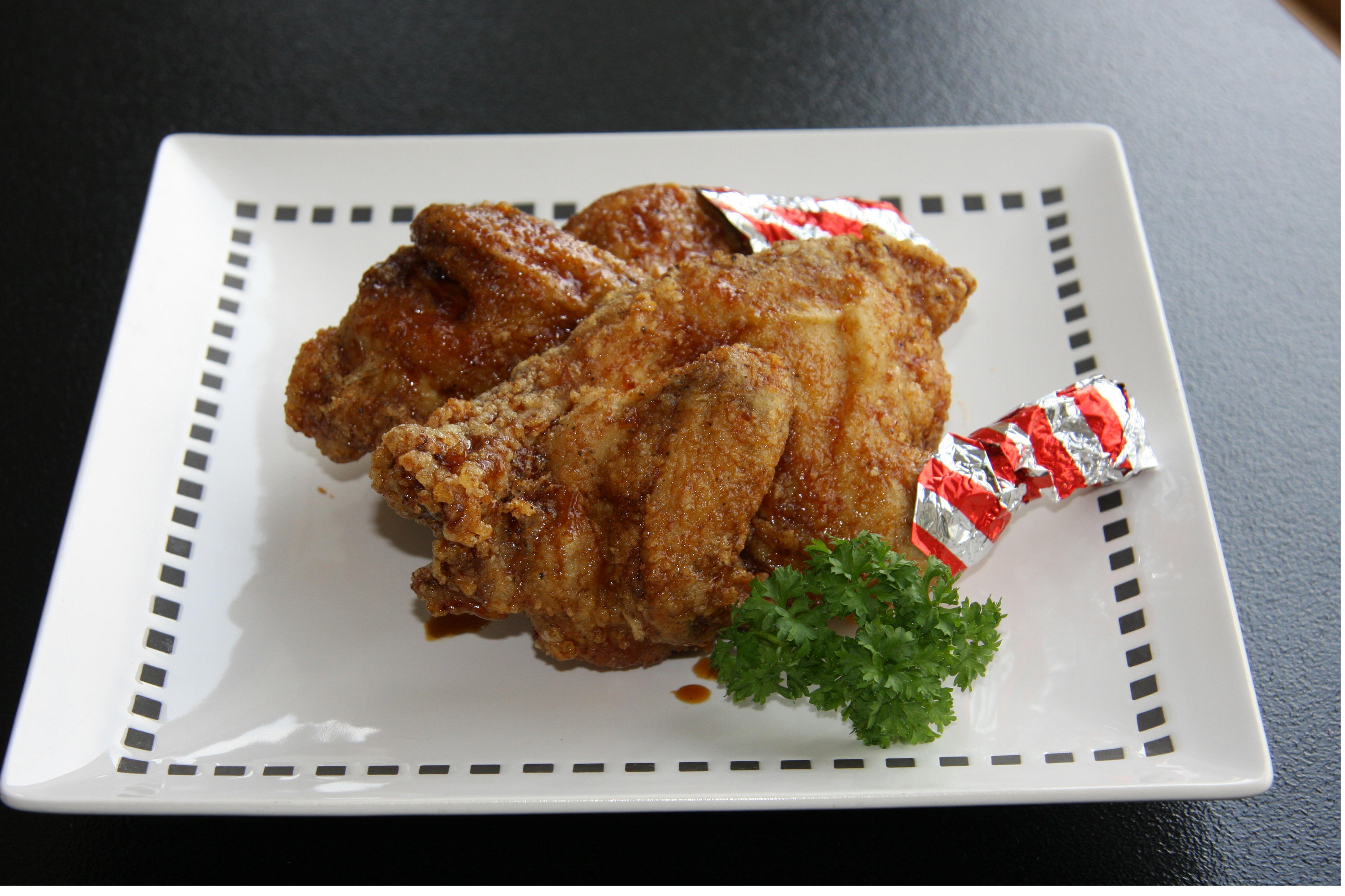 復刻 骨付きもも肉の一本揚げ とりの半身揚げの発売のお知らせ 割烹 品和亭